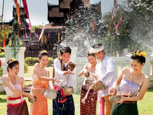 Lễ hội té nước Thái Lan - Điểm nhấn văn hóa xứ Chùa Vàng