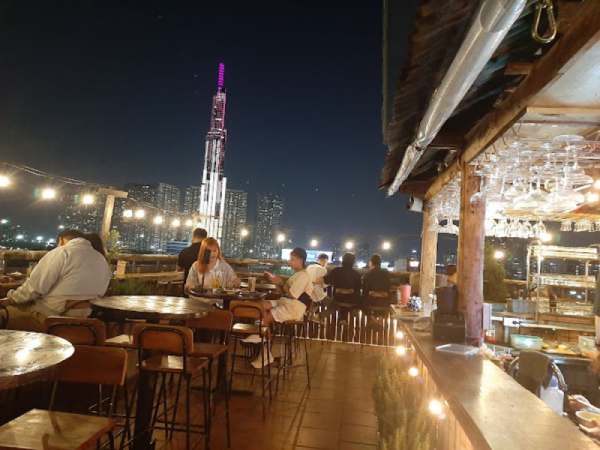 Chênh Vênh Rooftop nổi bật với không gian nhìn ra Landmark 81