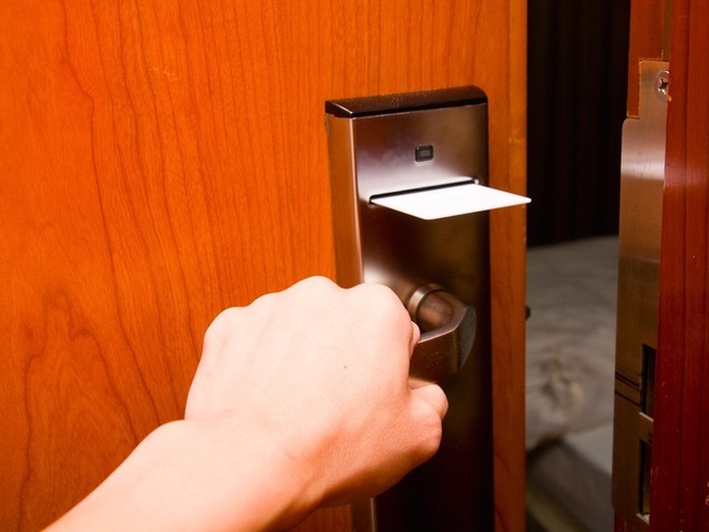 Hành động gõ cửa  tạo ra cảm giác an toàn cho khách hàng