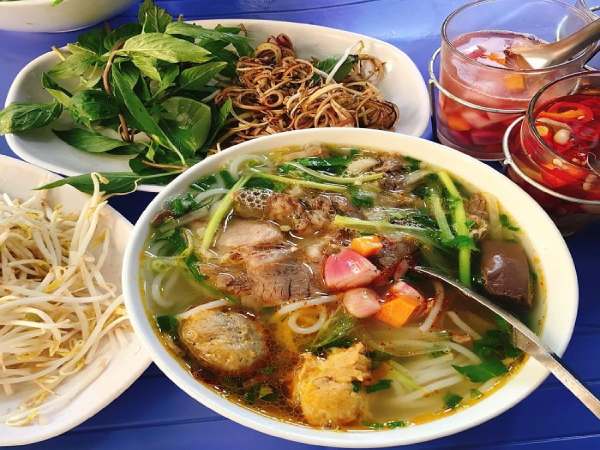 Quán bún bò Út Hưng là địa chỉ quán ăn ngon ở Sài Gòn