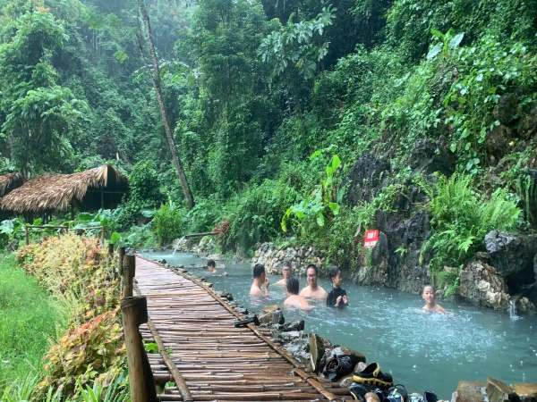 Ngày thứ 2 có thể tắm suối ở ba vì