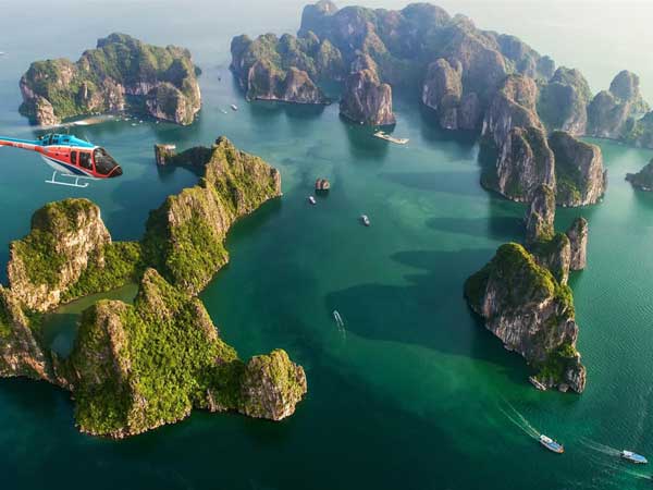 Vịnh Hạ Long là điểm đến không thể thiếu khi đến Hạ Long