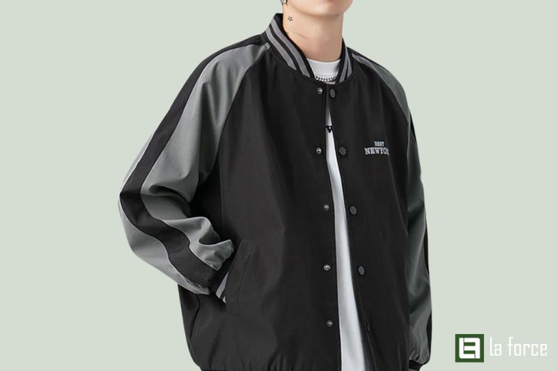 Áo khoác bomber hoặc áo khoác jean